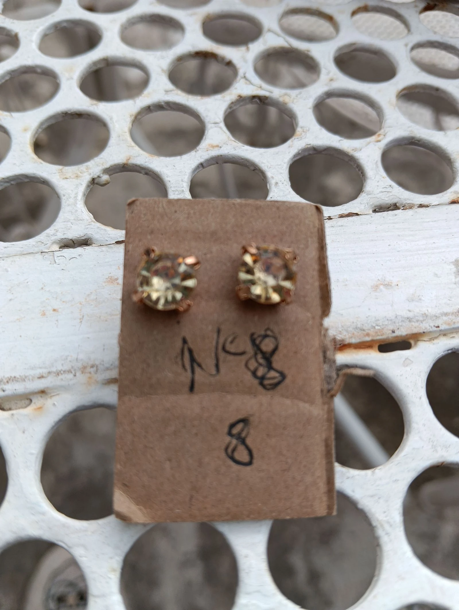 Paire de boucle d oreille avec strass dorée neuve